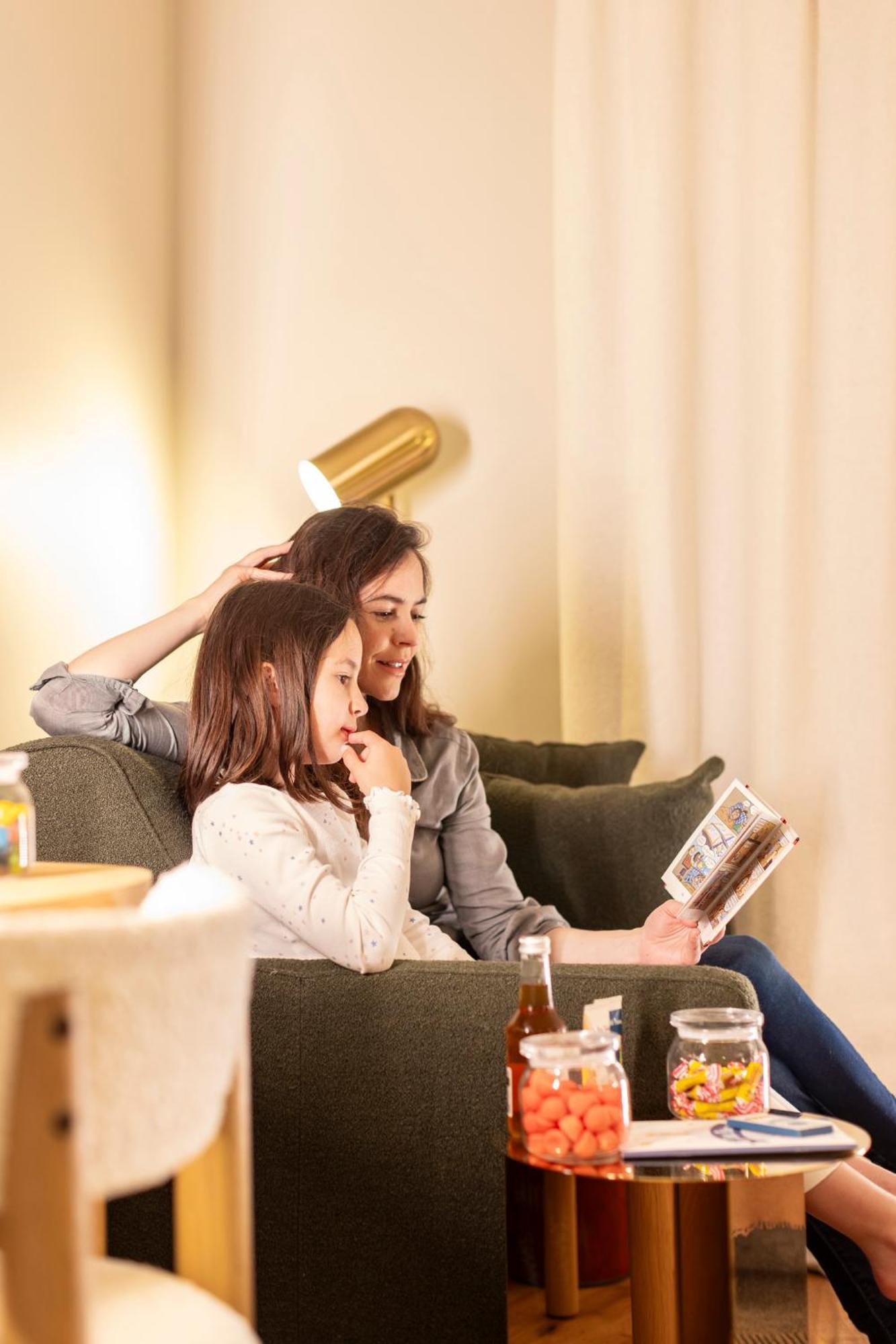 Hostellerie Briqueterie & Spa Champagne Vinay  ภายนอก รูปภาพ A mother and daughter looking at a photo album together
