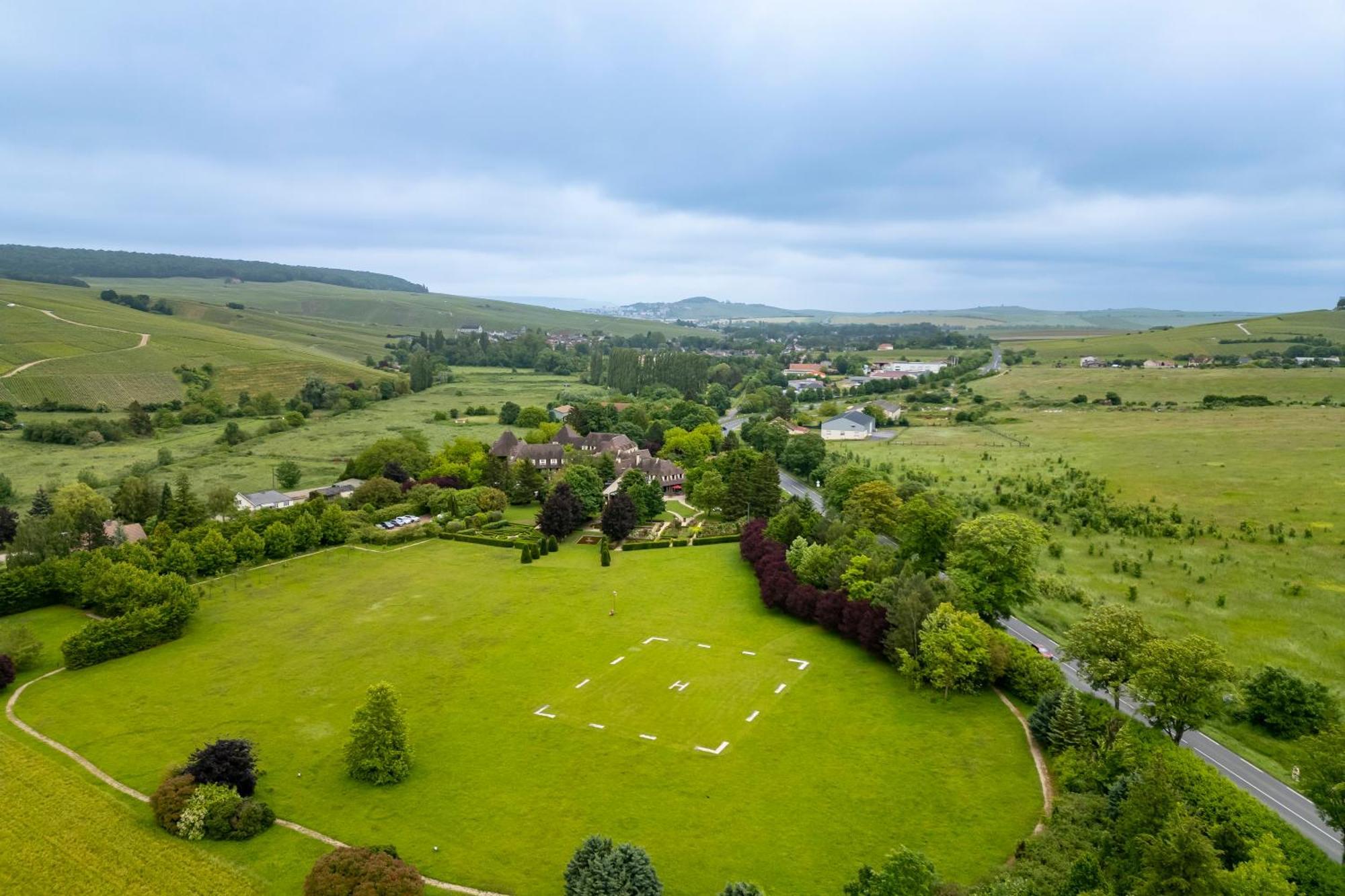 Hostellerie Briqueterie & Spa Champagne Vinay  ภายนอก รูปภาพ Aerial view of the village