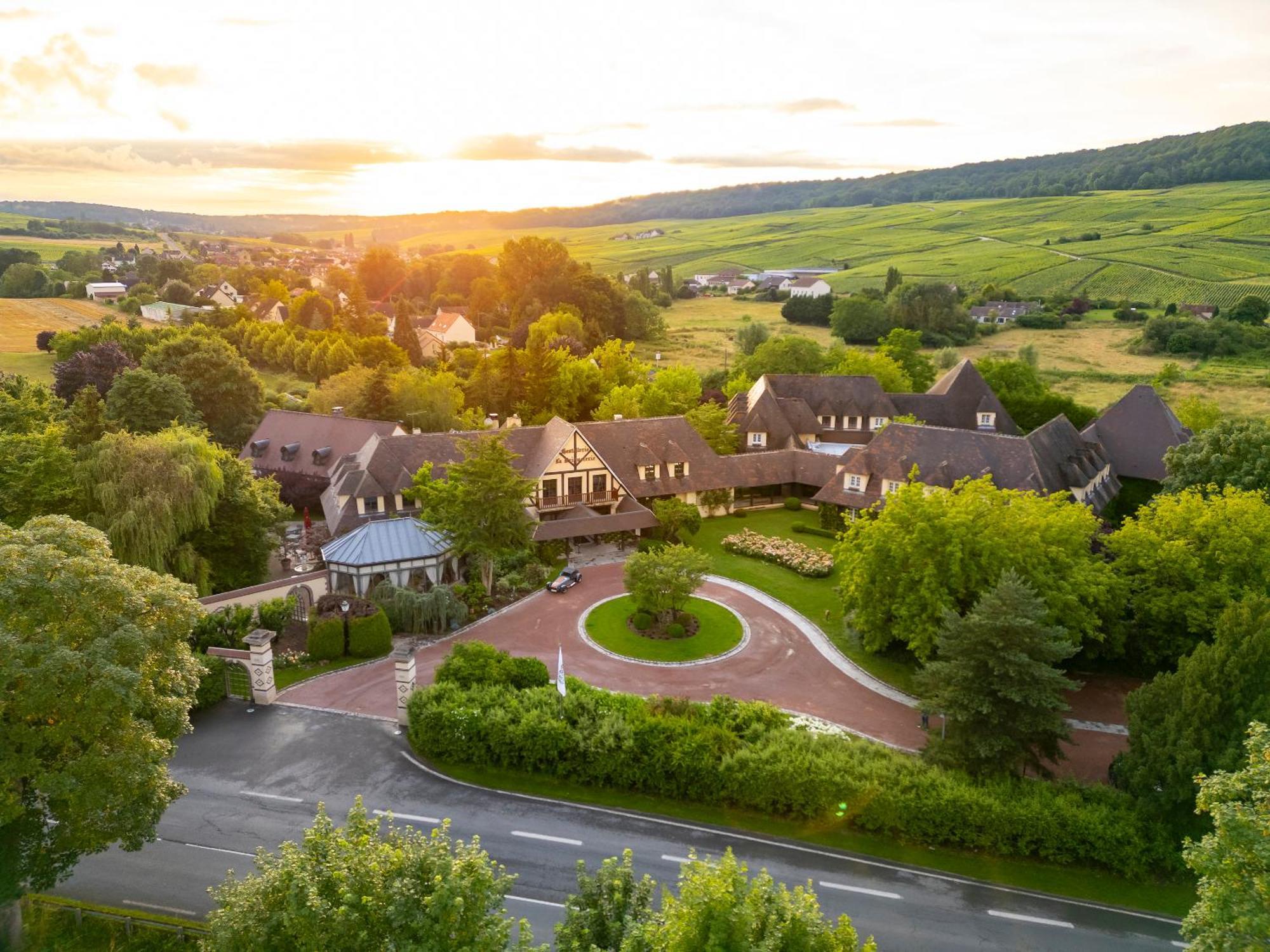 Hostellerie Briqueterie & Spa Champagne Vinay  ภายนอก รูปภาพ Aerial view of the hotel